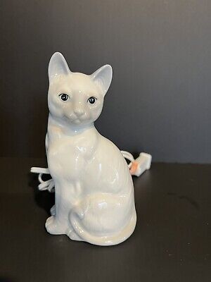 Antique Siamese Cat Lamp: Vintage Charm for Your Home Decor